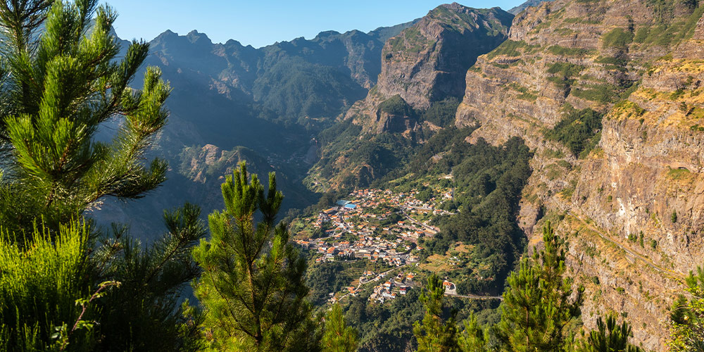Curral-das-Freiras-Madère-en-Fleurs