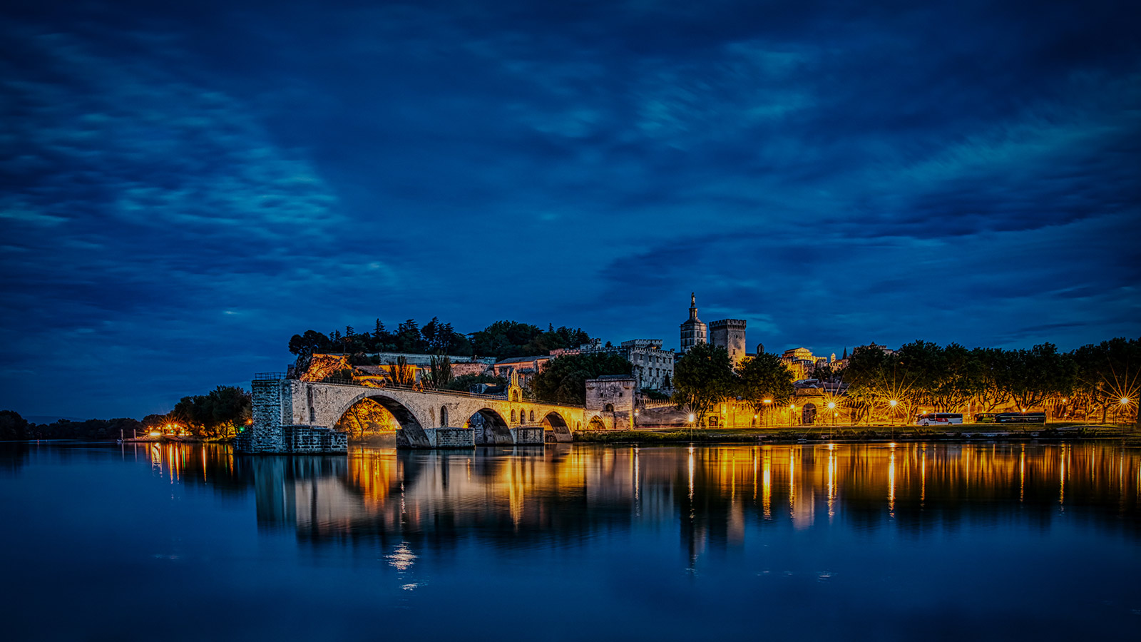 nouvel-an-en-camargue-avignon-image-de-fond